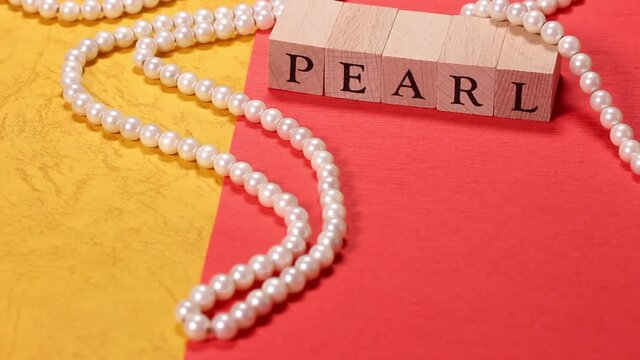 パールのネックレスとPEARLの文字