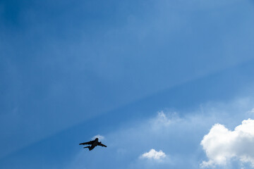 それに駆けるアメリカ軍の飛行機