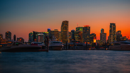 Fototapeta premium city skyline at sunset miami florida buildings boats 