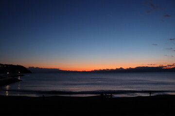 江ノ島海岸から見る夕日と伊豆半島のシルエット