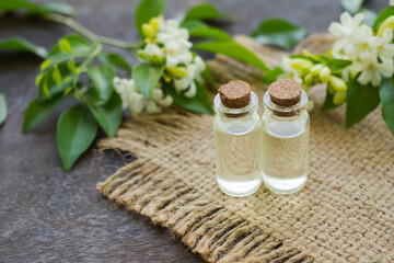 Obraz na płótnie Canvas Murraya paniculata oil in glass bottle on hemp sack for massage oil aromatherapy spa, essential oil.