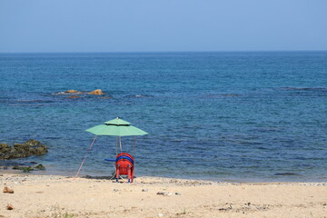 파라솔이 보이는 바닷가의 아름다운 풍경