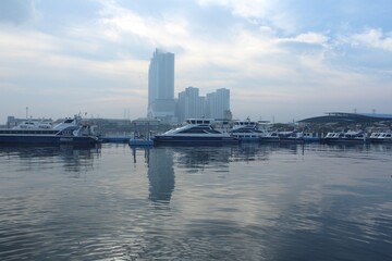 Naklejka premium boats and sky scrappers at bay 