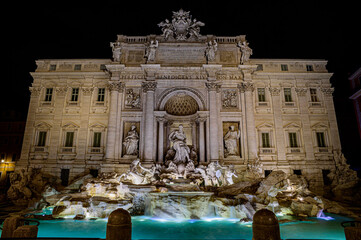 Fontana di trevi notturna Roma