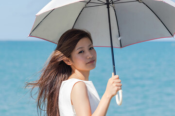 沖縄の海と女性ポートレート