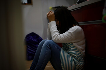 悲しみに暮れる女性