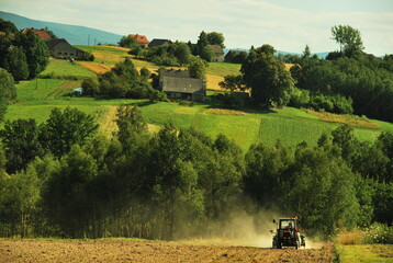 wieś, pole, góry, village, polish village, zieleń, drzewa, trees, tree, liście, trawa, grass, pagórki, hills, krajobraz górski, traktor, tractor, lato, summer © Małgorzata