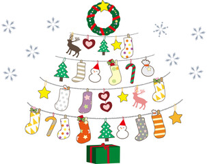 靴下とブーツのオーナメントで飾るクリスマスツリー