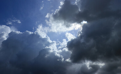 Obraz premium Noon sky with dark clouds IN front of blue sky