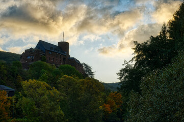 Historische Burg in Heimbach bei Sonnenaufgang
