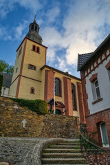 Fototapeta na wymiar Historische Kirche in der Altstadt von Heimbach