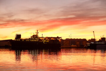 Fototapeta premium Atardecer en un puerto