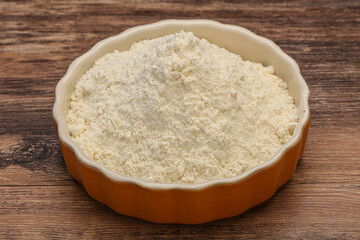 Fototapeta na wymiar Wheat flour heap in the bowl
