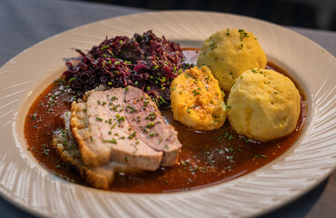 Krustenbraten mit Rotkohl und Kartoffelklöße
