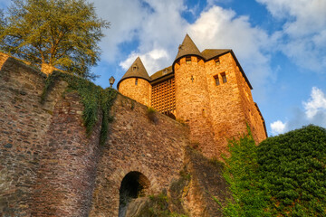 Fototapeta na wymiar Eingang einer historischen Burg in Heimbach