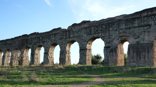 Roma - parco degli acquedotti. Attivit&agrave; sportiva all'aria aperta.