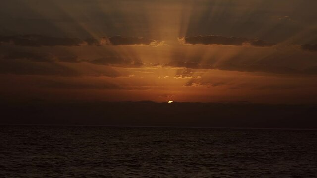 Sonnenaufgang mit sehr sch&ouml;nen Wolken in Italien San Foca. Meer blick Blaue Stunde. Sonne Steigt hinter den BNergen auf