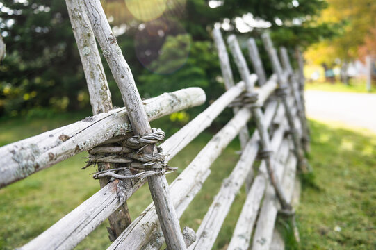 Schwedenzaun - aus Holz hergestellter Zaun ohne Nägel - mit Fokus auf den Vordergrund