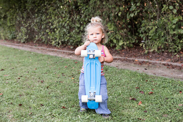 bébé fille avec skateboard