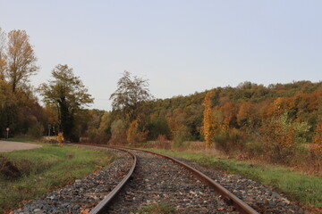 Voie de chemin de fer unique avec traverses en bois de type vignole, au milieu de la campagne en automne,  ville de Saint Quentin Fallavier, d&eacute;partement de l'Is&egrave;re, France