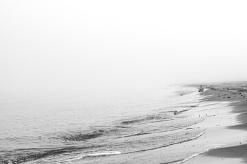 Schwarz-Weiß Aufnahme am Strand im Nebel