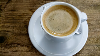 tasse de café sur une table en bois