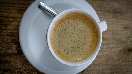 tasse de café sur une table en bois