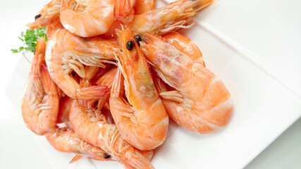assiette de crevettes roses sur une table