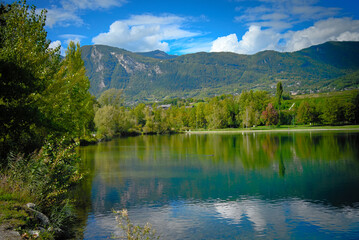 Naklejka na ściany i meble lac et ciel bleu de montagne savoie france