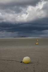 Orage ou grosse averse sur la plage avec des nuages noirs