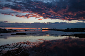 Fototapeta na wymiar coucher de soleil magnifique en Bretagne à Roscoff avec reflets sur l'eau