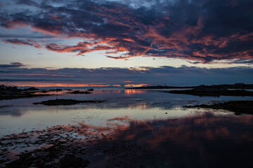 Fototapeta premium coucher de soleil magnifique en Bretagne à Roscoff avec reflets sur l'eau