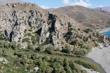 Fototapeta na wymiar Palmenschlucht Griechische Berglandschaft Palmen Kreta Paralia Preveli Flussmündung