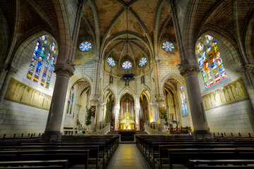 Fototapeta na wymiar intérieure de Église gothique Sainte-Eugénie de Biarritz au levé du jour en France