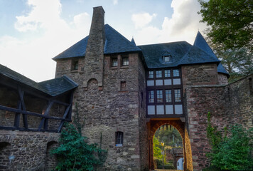 Fototapeta na wymiar Mittelalterliches Burggebäude in Heimbach in der Eifel