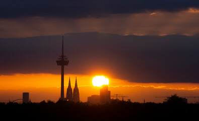 Sonnenaufgang &uuml;ber dem Dom