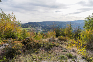 Fototapeta na wymiar Blick auf Warmensteinach im Fichtelgebirge im Herbst