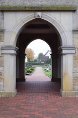 Sandsteinportal der Kirche in Sachsenhagen