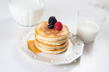 ベリーを添えたパンケーキとミルク