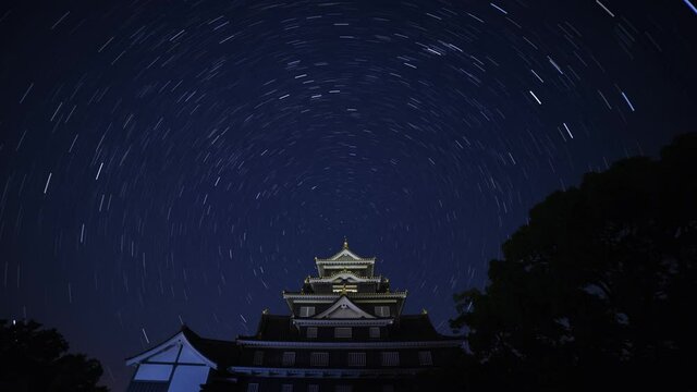 岡山城と星空のタイムラプス（比較明合成）
