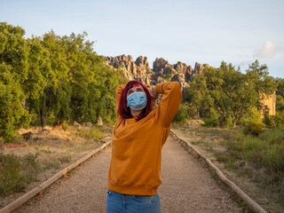 Mujer joven pelirroja disfrutando de la naturaleza en el cerro del hierro, sevilla, andalucia,...