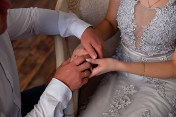 Obraz na płótnie Canvas Wedding rings on the hands of the newlyweds