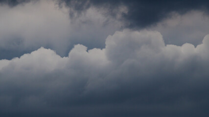 Fototapeta na wymiar Ciel couvert par des cumulus à faible développement. Temps gris et humide