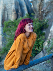 Mujer joven pelirroja disfrutando de la naturaleza en el cerro del hierro, sevilla, andalucia, españa