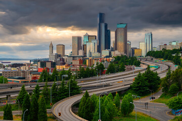 Fototapeta na wymiar Seattle, Washington, USA downtown skyline and highways at dusk.