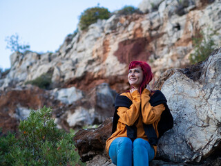 Mujer joven disfrutando de la naturaleza en el cerro del hierro, sevilla, andalucia, españa