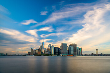 Obraz premium New York City midtown Manhattan cityscape on the East River