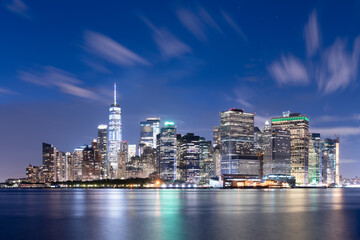 Obraz premium New York City midtown Manhattan cityscape on the East River