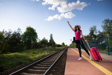 A young teenager from high society, she leaves the provinces on her first vacation trip and waits on the train platform for her train.