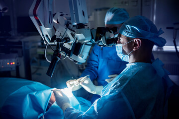 A team of surgeons performing brain surgery to remove a tumor. - obrazy, fototapety, plakaty